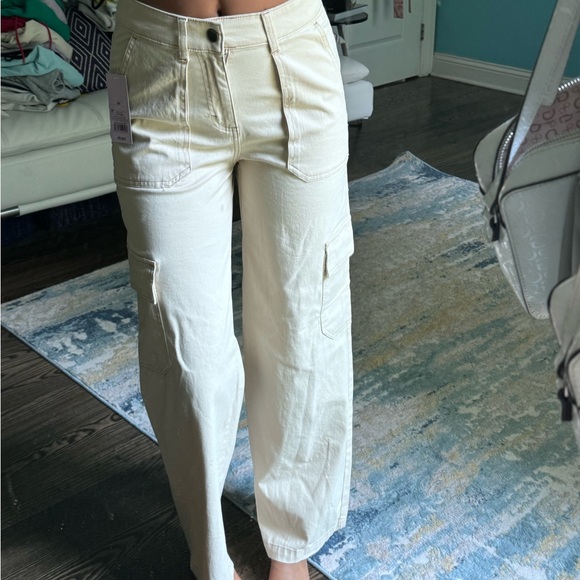 NWT target cargo pants
Size xs but fit like small
Super comfy - Picture 2 of 4